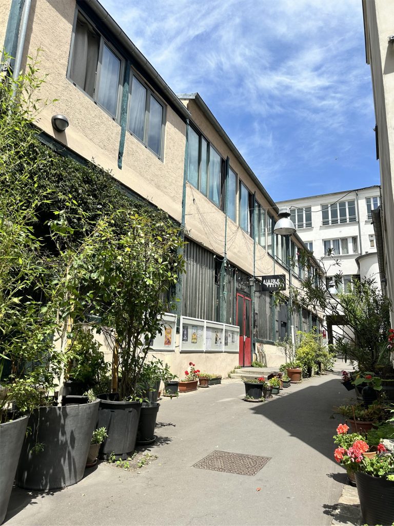 Cour intérieure de La Folie Théâtre